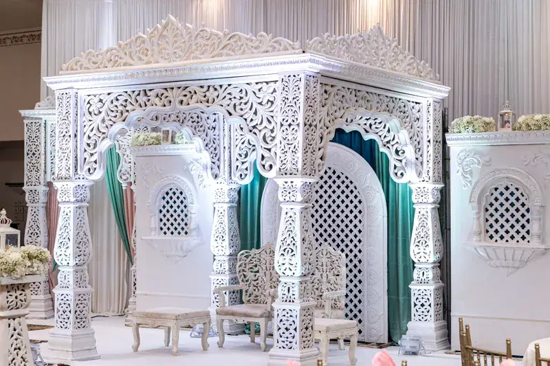Jodha Akbar Mandap: white carved panels and teal fabric